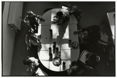 108002 Afbeelding van kinderen rond een tafel in het kinderdagverblijf Sesam, gevestigd in het pand Bekkerstraat 141 te ...